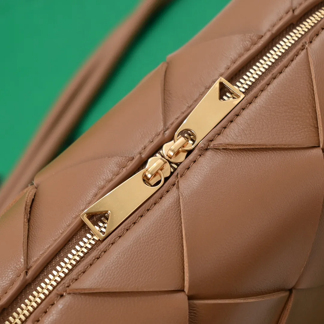 Batch 1360 #BV New Cassette camera bag📷Classic sheepskin woven material, matte texture, soft and delicate, high-end fashionable and unobtrusive. Clever handwork makes its structure very three-dimensional, so it also brings a large capacity, the bag body is very simple and attractive, giving everyone a fashionable and interesting visual experience. Zipper opening and closing, practical, lightweight when carried on the body, and the upper body has an American feel and is a bit playful and cute [Hey ha] Size: 22x14x10, Model: 6600#